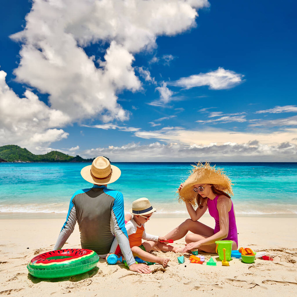 Familia en la playa, pareja joven con un niño de tres años. Vacaciones de verano en Seychelles. - Foto, Imagen