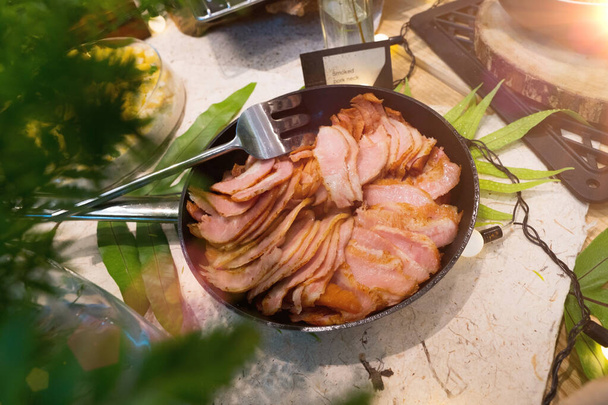 Smoke Pork Neck Ham дуже гладкий і гендер від шеф-кухаря, який смакує смачно, Smoked steak Ham Pork в американському стилі BBQ решітка на природному деревному вугіллі, щоб отримати хороший запах - Фото, зображення