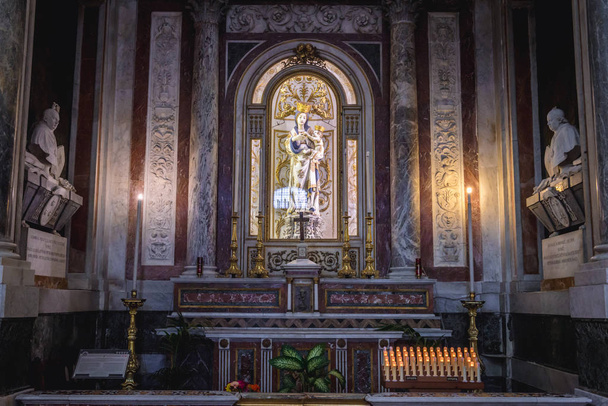 Une des chapelles de la cathédrale catholique romaine de l'Assomption à Palerme, île de Sicile en Italie
 - Photo, image