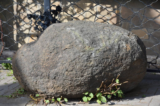 piedra grande sobre el fondo de la naturaleza
 - Foto, imagen