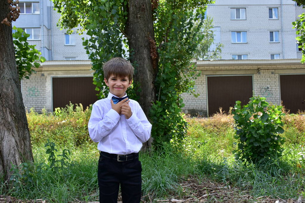 πορτρέτο ενός αγοριού με λευκό πουκάμισο, - Φωτογραφία, εικόνα