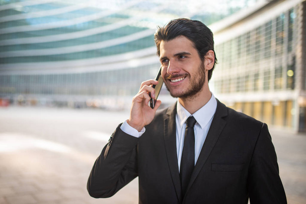 Portrait of a smiling businessman talking on the phone - Foto, afbeelding