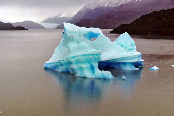 Iceberg, Torres del Paine, Chili is waarschijnlijk 's werelds meest spectaculaire nationale park. Een ongeëvenaard landschap van woeste pieken, onmogelijk blauwe meren, verlaten pampa 's en ijsbergen - Foto, afbeelding