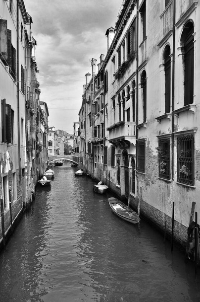 Бурано - это остров в Венецианской лагуне, на севере Италии; как и сама Венеция, его можно было бы более правильно назвать архипелагом из четырех островов, соединенных мостами.. - Фото, изображение