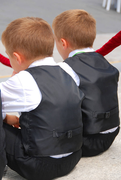 MONTREAL - 30 DE JULIO: niños no identificados en el festival Parade des jumeaux au Juste pour Rire de Montreal. Desfile de gemelos en el festival de risas en Montreal, Canadá 30 de julio de 2011. - Foto, imagen