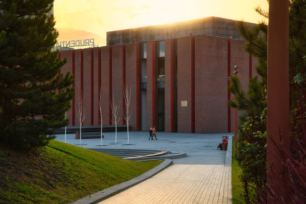 カトヴィツェ国立交響楽団2020年3月1日。ポーランド最大の音響ホール、公演やコンサートの場所であるポーランドのラジオオーケストラの建物。赤レンガ造りの建物. - 写真・画像