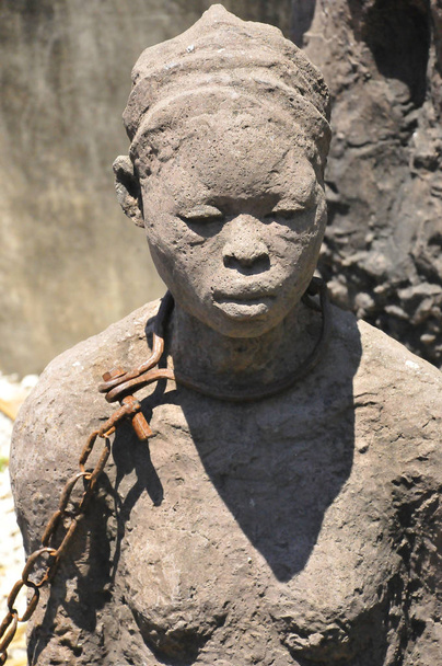 Μνημείο των δούλων στη Ζανζιβάρη. Η δημοπρασία Slave πραγματοποιήθηκε κοντά σε αυτή τη θέση για πολλά χρόνια. Μετά την απαγόρευση της δουλείας, κατασκευάστηκε εδώ Αγγλικανική εκκλησία.Αυτό το μνημείο χτίστηκε σχετικά πρόσφατα. - Φωτογραφία, εικόνα
