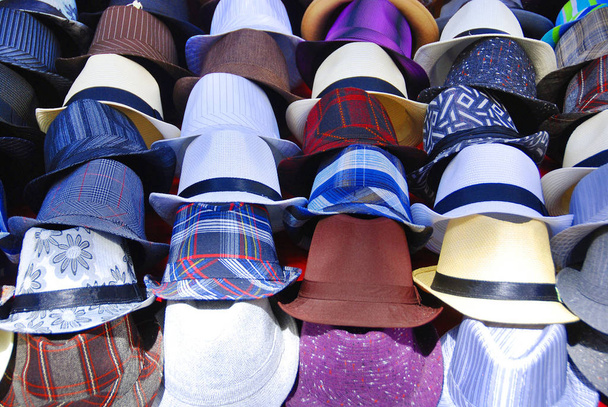 Panamské klobouky nebo jen Panama je tradiční klobouček s ekvádorským okrajem, který je vyroben z propletených listů rostliny toquilla slámy (Carludovica palmata). Slaměné klobouky tkané v Ekvádoru. - Fotografie, Obrázek