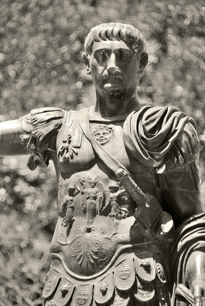 BUENOS AIRES ARGENTINE - 11 22 2011 : Statue de Jules César connue par son nomen et cognomen Jules César, était un homme politique romain, général militaire et historien - Photo, image