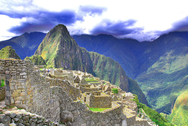 Machu Picchu o Machu Pikchu Quechua machu viejo, viejo, pirámide de pikchu; montaña o prominencia con una base ancha que termina en picos agudos - Foto, imagen