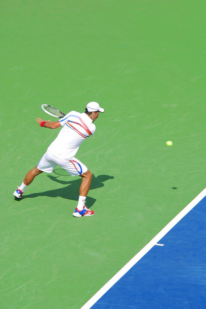 MONTREAL - 7 de agosto: Novak Djokovic en la cancha de la Montreal Rogers Cup el 7 de agosto de 2011 en Montreal, Canadá.Novak Djokovic es un tenista profesional serbio que ocupa el puesto No. 1. - Foto, imagen