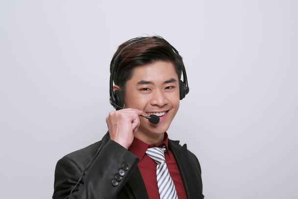 Representante de servicio al cliente con auriculares en blanco
 - Foto, imagen