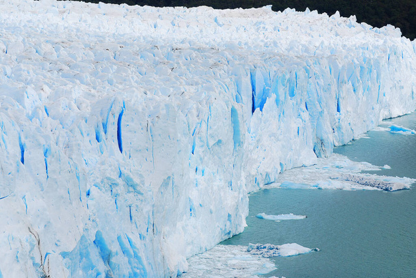 Ледник Перито-Морено расположен в Национальном парке Лос-Гласиарес в провинции Санта-Крус, Аргентина. Это один из самых важных туристических центров аргентинской Патагонии. - Фото, изображение