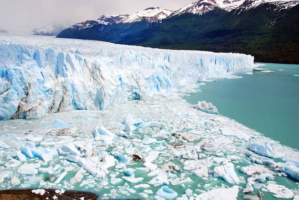 El Glaciar Perito Moreno es un glaciar ubicado en el Parque Nacional Los Glaciares en la provincia de Santa Cruz, Argentina. Es uno de los atractivos turísticos más importantes de la Patagonia argentina - Foto, imagen