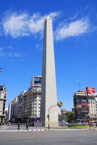 BUENOS AREAS ARGENTINA - NOVEMBER 29: Obelisco Avenida 9 de Julio, széles sugárút Buenos Aires városában, Argentínában, 2011. november 29-én. Nevét tiszteli Argentína függetlenségének napja, július 9, 1816. - Fotó, kép
