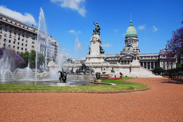 Купол Конан-Пласа - это общественный парк напротив Аргентинского конгресса в Аргентине. Площадь является частью открытого пространства, состоящего из 3 прилегающих площадей к востоку от здания Конгресса - Фото, изображение