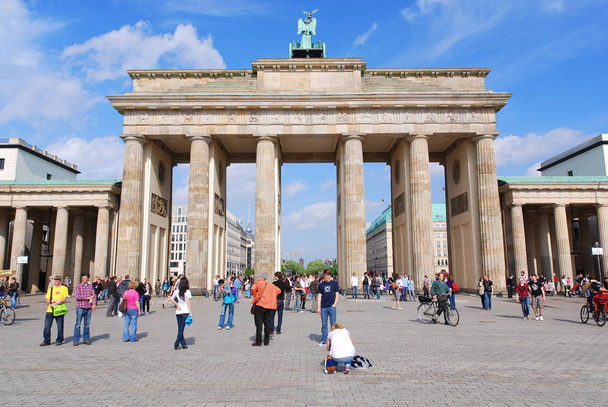 BERLINO, GERMANIA - 25 MAGGIO: Porta Brandenburger a Berlino, Germania il 25 maggio 2010 a Berlino, Germania. - Foto, immagini