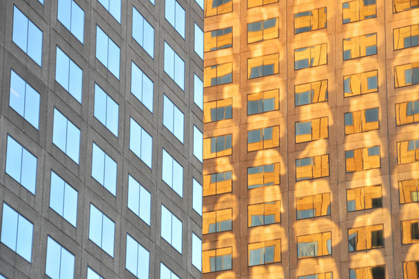Modern glazen gebouw in de stad - Foto, afbeelding