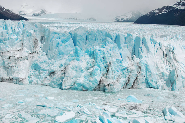 ペリト・モレノ氷河はアルゼンチンのサンタクルーズ州にあるロス・グラシアレス国立公園内にある氷河である。アルゼンチン・パタゴニアで最も重要な観光スポットの一つです。 - 写真・画像