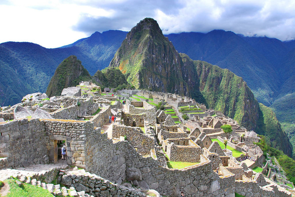 Machu Picchu of Machu Pikchu Quechua machu oude, oude persoon, pikchu piramide; berg of prominentie met een brede basis die eindigt op scherpe pieken - Foto, afbeelding