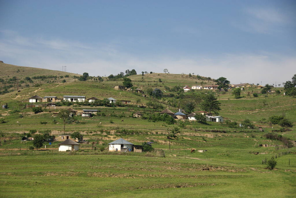 Ländliches Zululand, KwaZulu war ein Bantustan in Südafrika, das von der Apartheid-Regierung als halbautonome Heimat für das Zulu-Volk vorgesehen war.. - Foto, Bild