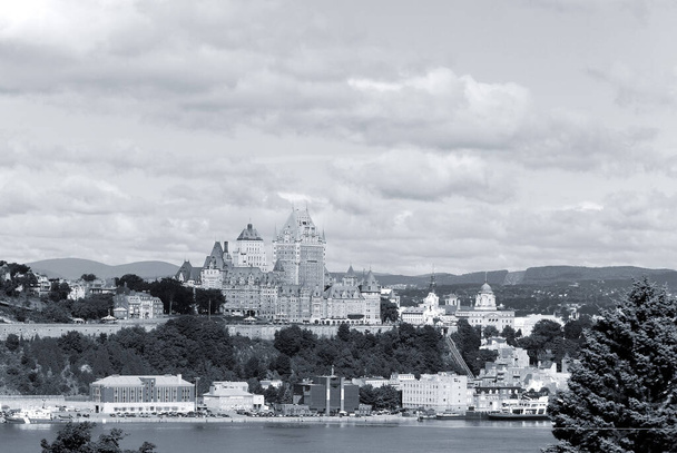 Вид старого Квебека и замка Фронтенак, Квебек, Канада. В 1980 году он был объявлен национальным историческим памятником Канады. Это место было резиденцией британских губернаторов Нижней Канады.. - Фото, изображение
