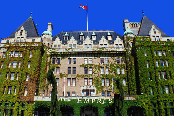 The Fairmont Empress является одним из старейших и самых известных отелей в Виктории, Британская Колумбия, Канада. Расположенная на Правительственной улице напротив Внутренней гавани, императрица стала символом. - Фото, изображение