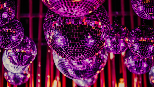 Дзеркало, диско-куля, що відображає барвисті вогні
. - Фото, зображення