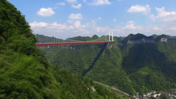 Vista aérea del puente colgante de Aizhai en el cañón, Hubei, China
. - Metraje, vídeo