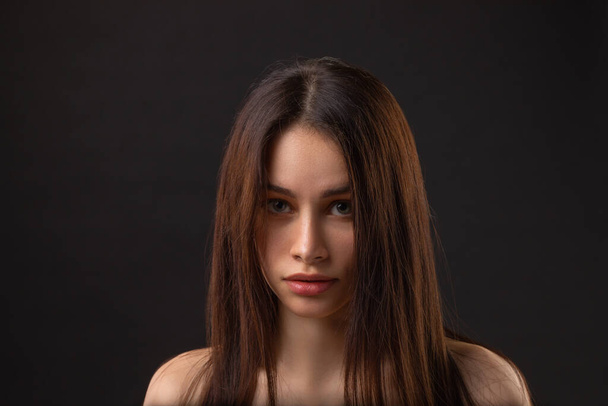 Fashion photo of beauty brunette woman with nude makeup on dark background - Valokuva, kuva