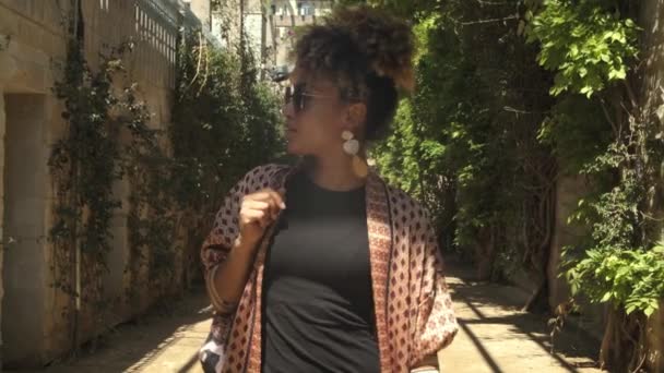 stylische ethnische Frau auf der Straße bei Sonnenschein - Filmmaterial, Video