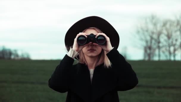 Mujer de estilo con prismáticos en el campo
 - Metraje, vídeo