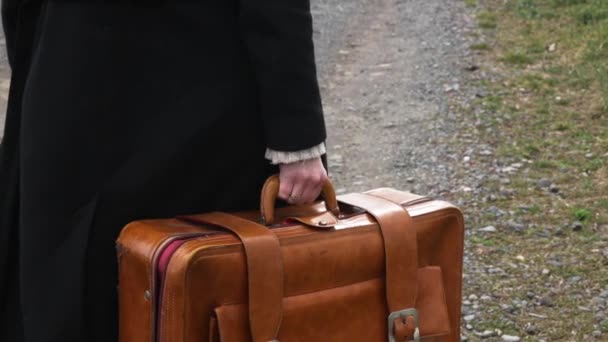 Γυναίκα στυλ με βαλίτσα στην ύπαιθρο - Πλάνα, βίντεο