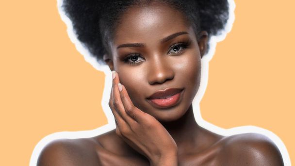 Sexy mujer afro aislado en color crema espalda
 - Foto, Imagen