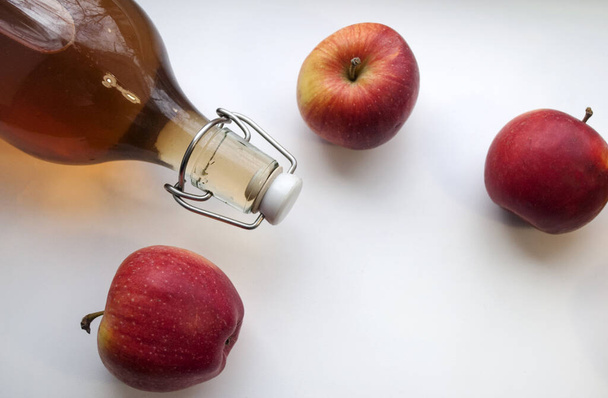 Вид зверху на пляшку і склянку з натуральним яблучним соком. Домашній яблучний сік
. - Фото, зображення