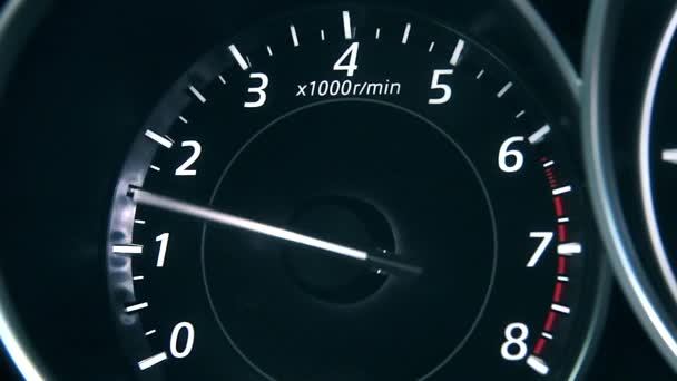 Snelheidsmeter en bewegende auto, met verlichting lekken, een snelheidsmeter, en lange belichtingstijd vervallen het verkeer. - Video