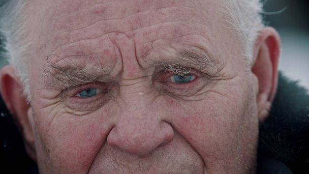 Iäkäs isoisä vanha isoisä, jolla on surulliset silmät täynnä kyyneleitä
 - Valokuva, kuva