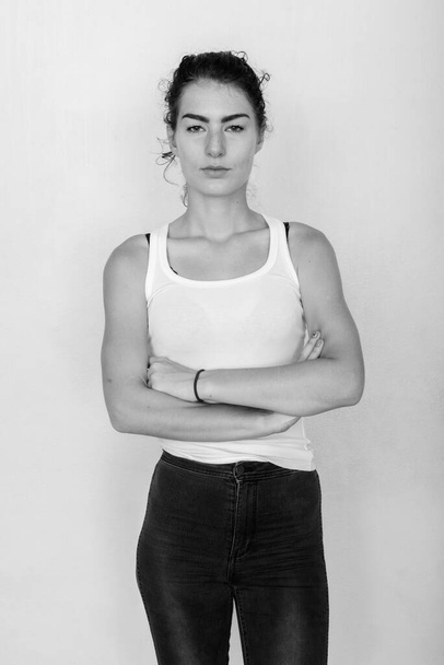 Studio shot van jong mooi tiener meisje geïsoleerd tegen witte achtergrond in zwart-wit - Foto, afbeelding