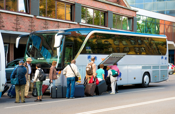 Autobús para el transporte turístico y grupo de turistas
 - Foto, imagen
