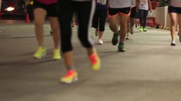 Laag deel van de marathon hardlopen race, mensen voeten op de weg stad - Video