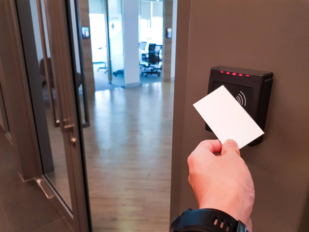 Férfiak kéz elérve, hogy használja RFID kulcs kártyát, hogy belépjen az irodai üzleti területen. Csak engedéllyel rendelkező személyek biztonságának kialakításában - Fotó, kép