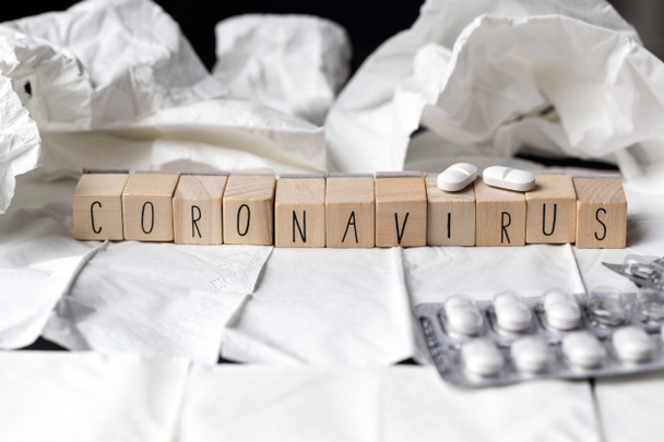 Coronavirus nommé 2019-nCoV sur tissu blanc avec fournitures médicales vue du dessus fond
 - Photo, image