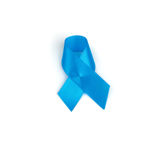 ruban de soie bleu enveloppé dans une boucle et isolé sur un fond blanc, symbole de sensibilisation au cancer de la prostate, gros plan
 - Photo, image