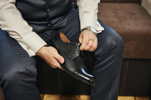 zapatos de ropa de hombre de negocios, hombre preparándose para el trabajo, novio mañana antes de la ceremonia de la boda. Moda de hombres - Foto, Imagen
