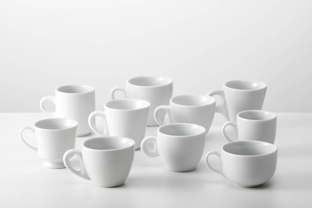 чашки на белом фоне
 - Фото, изображение