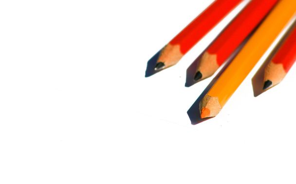 Lápis com foco no lápis de cor laranja
 - Foto, Imagem