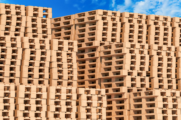 Куча деревянных поддонов против голубого неба, 3D рендеринг
 - Фото, изображение