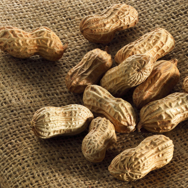 amendoim em conchas em um fundo de madeira  - Foto, Imagem
