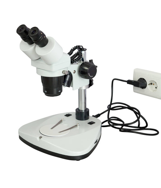 Microscopio biológico aislado sobre fondo blanco
 - Foto, Imagen