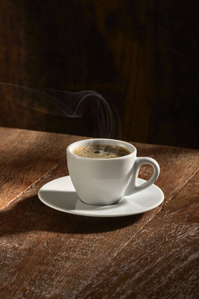 kopje koffie op houten tafel - Foto, afbeelding
